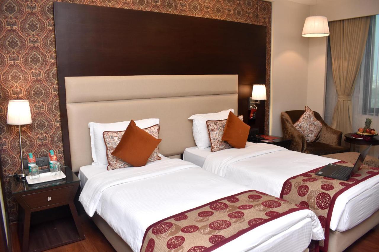 Lords Plaza Surat Hotel Eksteriør billede
