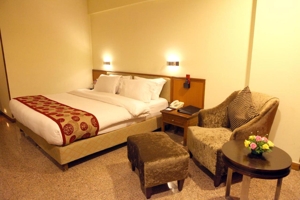 Lords Plaza Surat Hotel Eksteriør billede