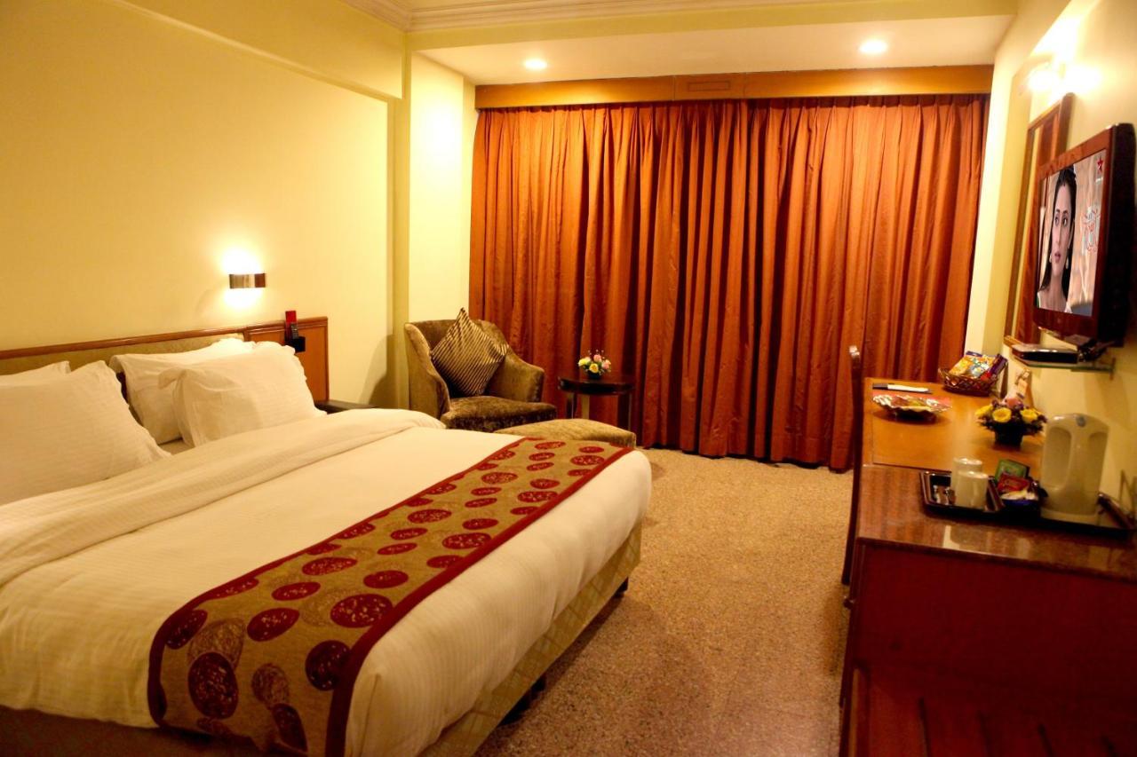 Lords Plaza Surat Hotel Eksteriør billede