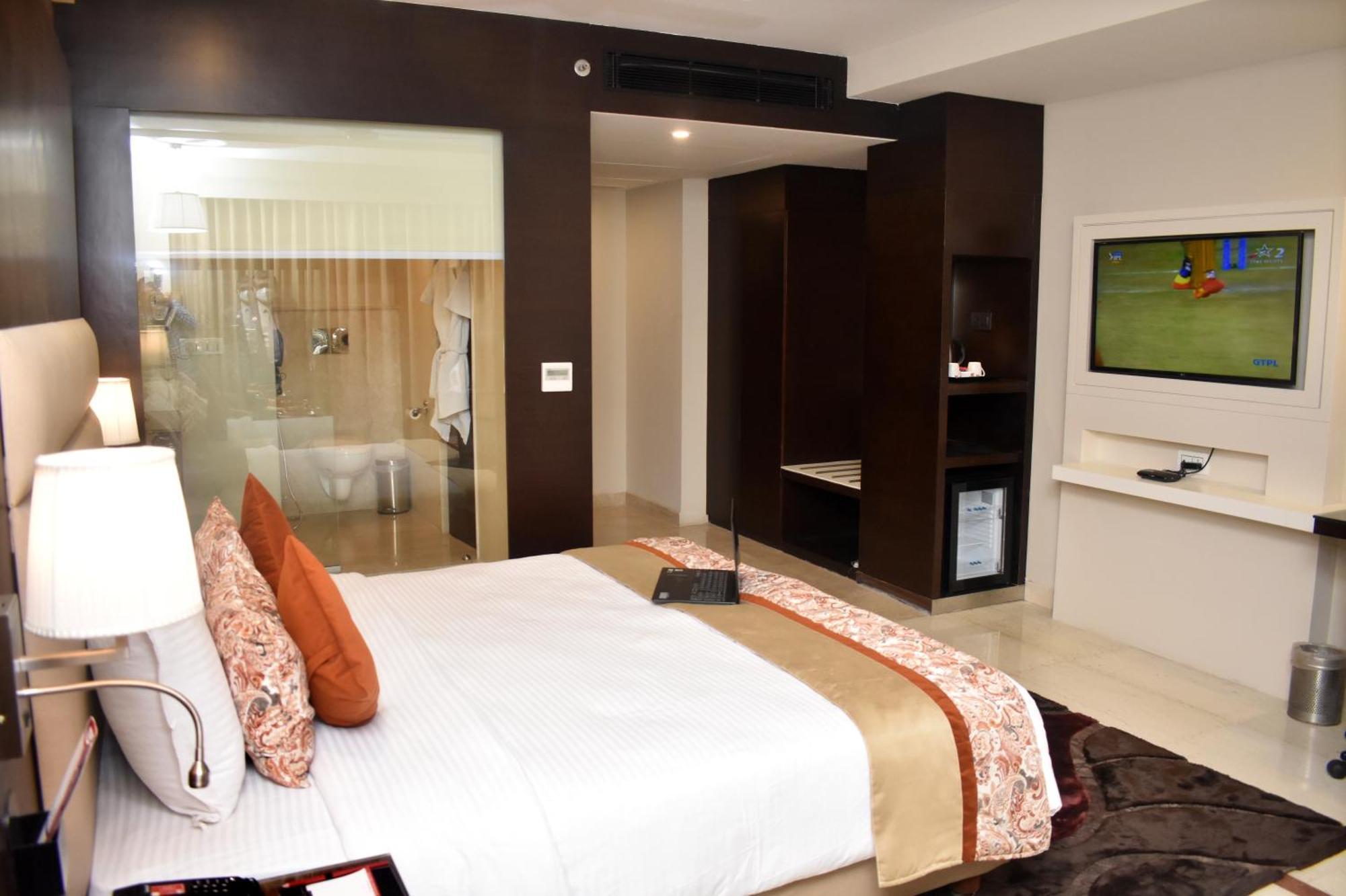 Lords Plaza Surat Hotel Eksteriør billede