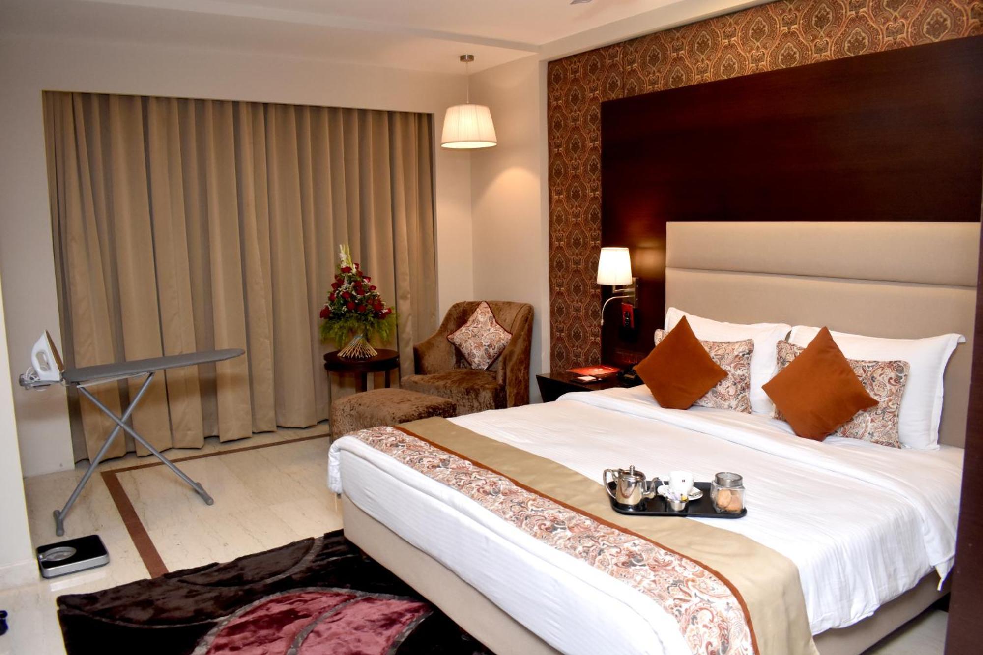 Lords Plaza Surat Hotel Eksteriør billede