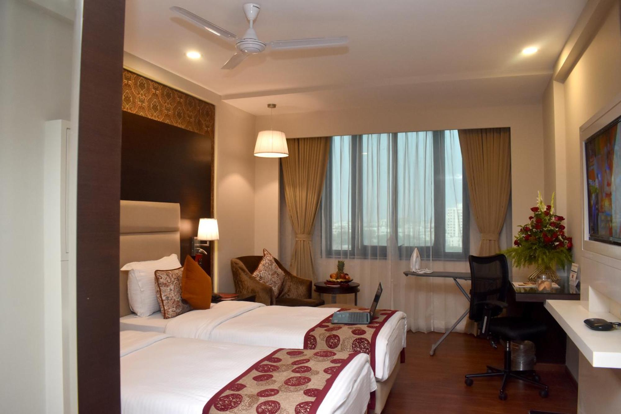 Lords Plaza Surat Hotel Eksteriør billede
