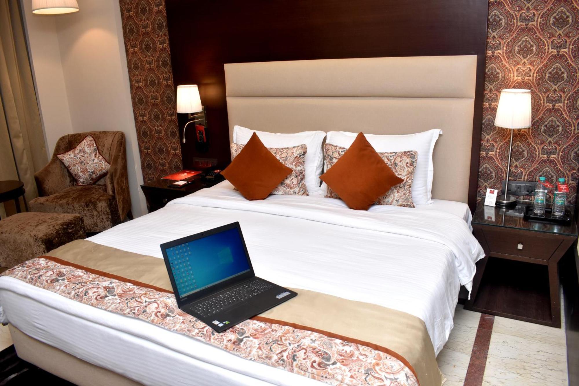 Lords Plaza Surat Hotel Eksteriør billede