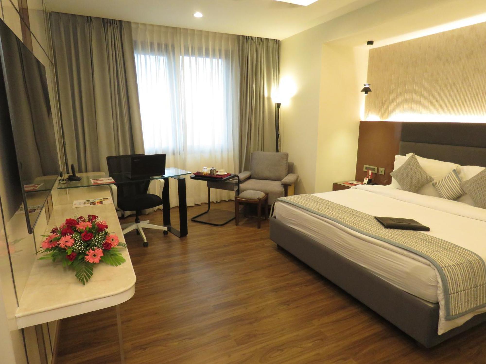 Lords Plaza Surat Hotel Eksteriør billede