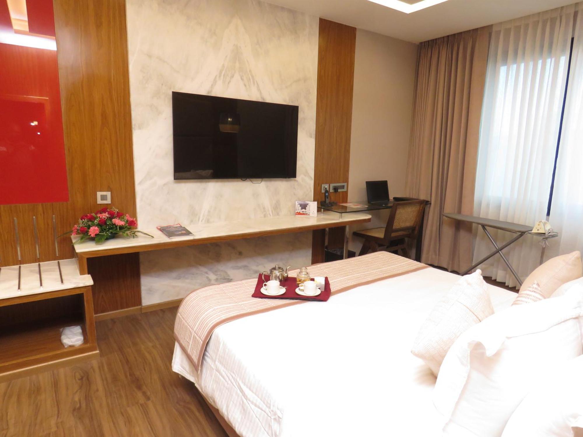 Lords Plaza Surat Hotel Eksteriør billede