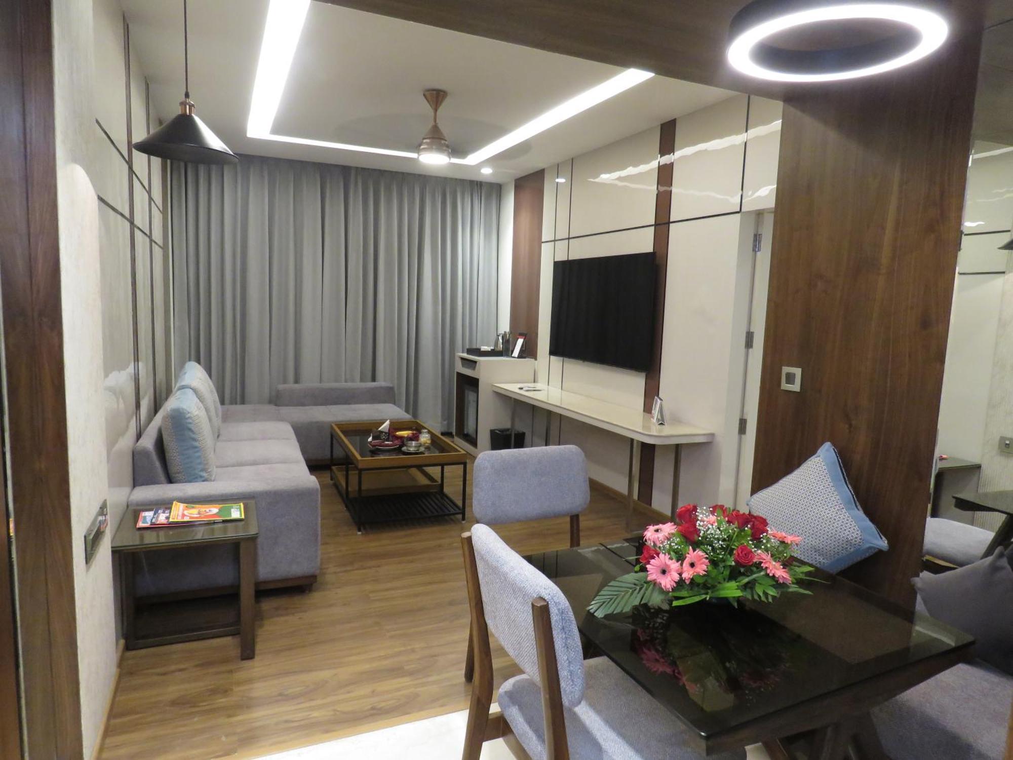Lords Plaza Surat Hotel Eksteriør billede