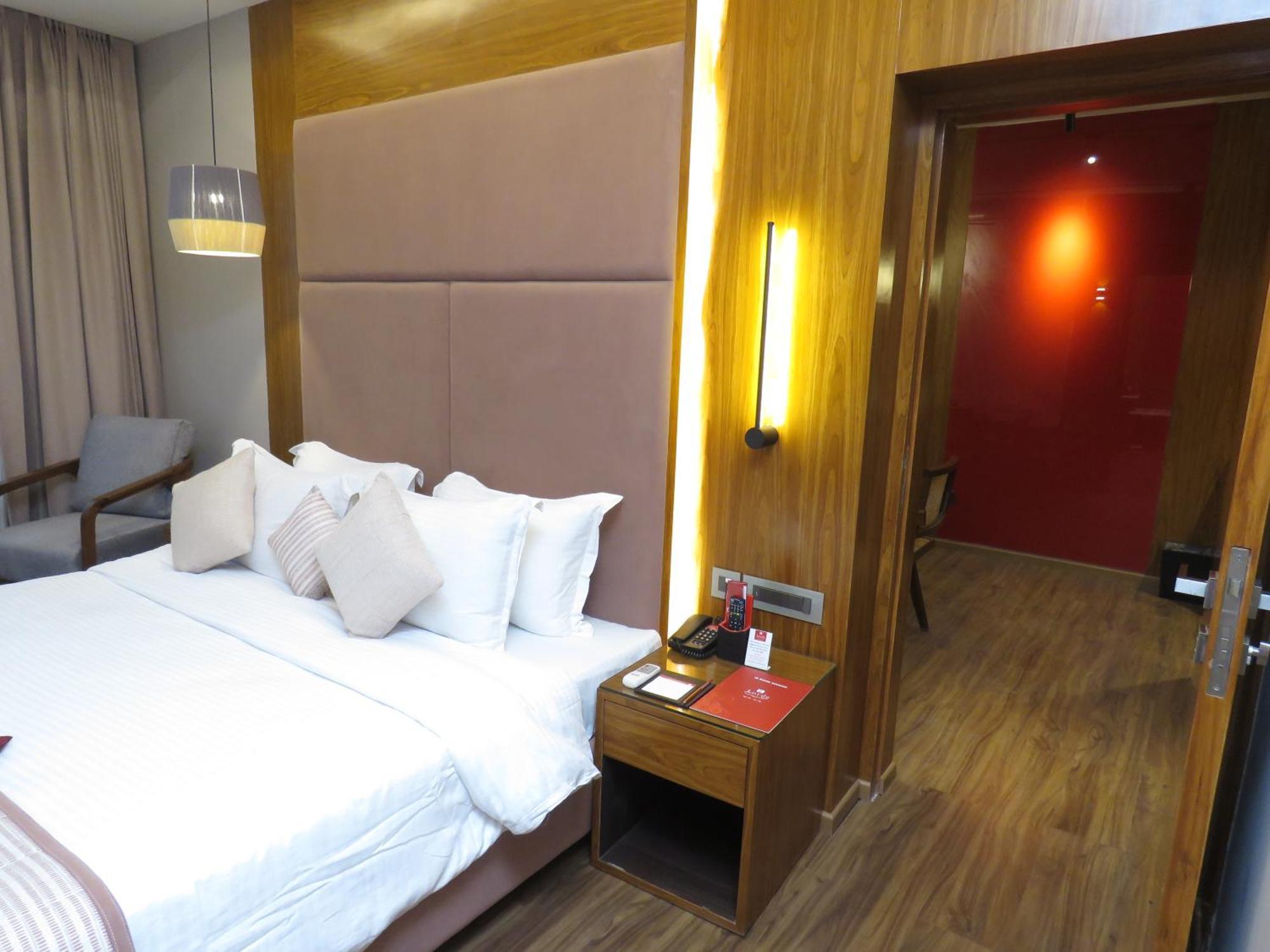 Lords Plaza Surat Hotel Eksteriør billede