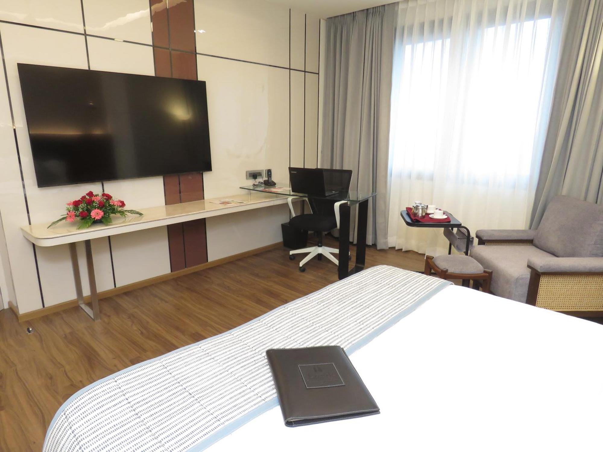 Lords Plaza Surat Hotel Eksteriør billede