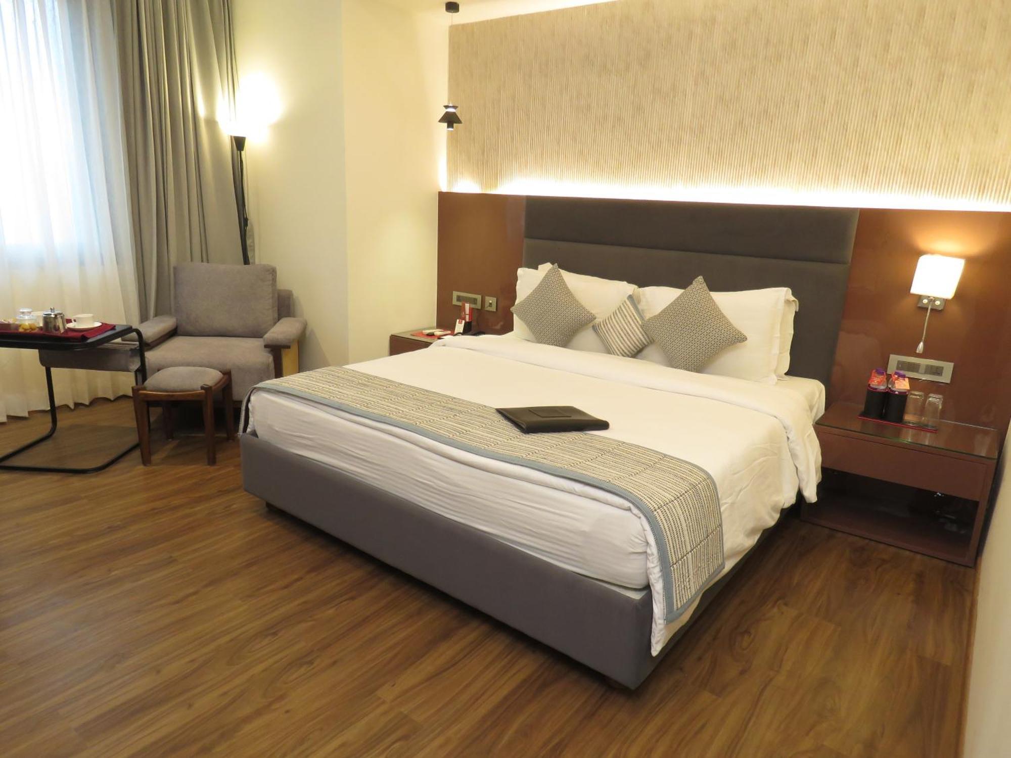 Lords Plaza Surat Hotel Eksteriør billede