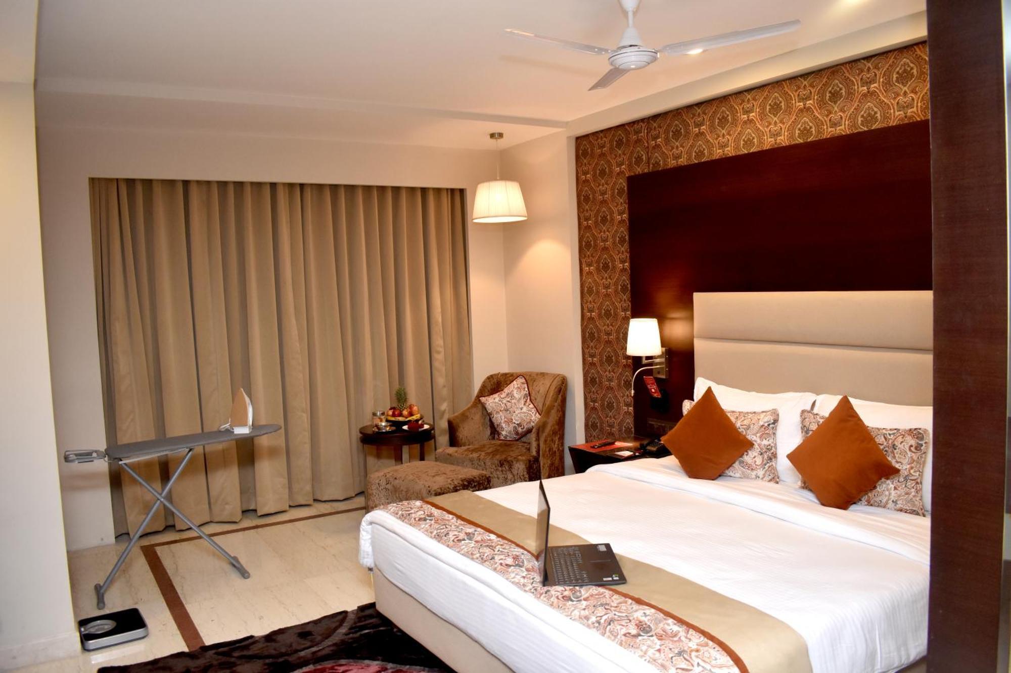 Lords Plaza Surat Hotel Eksteriør billede